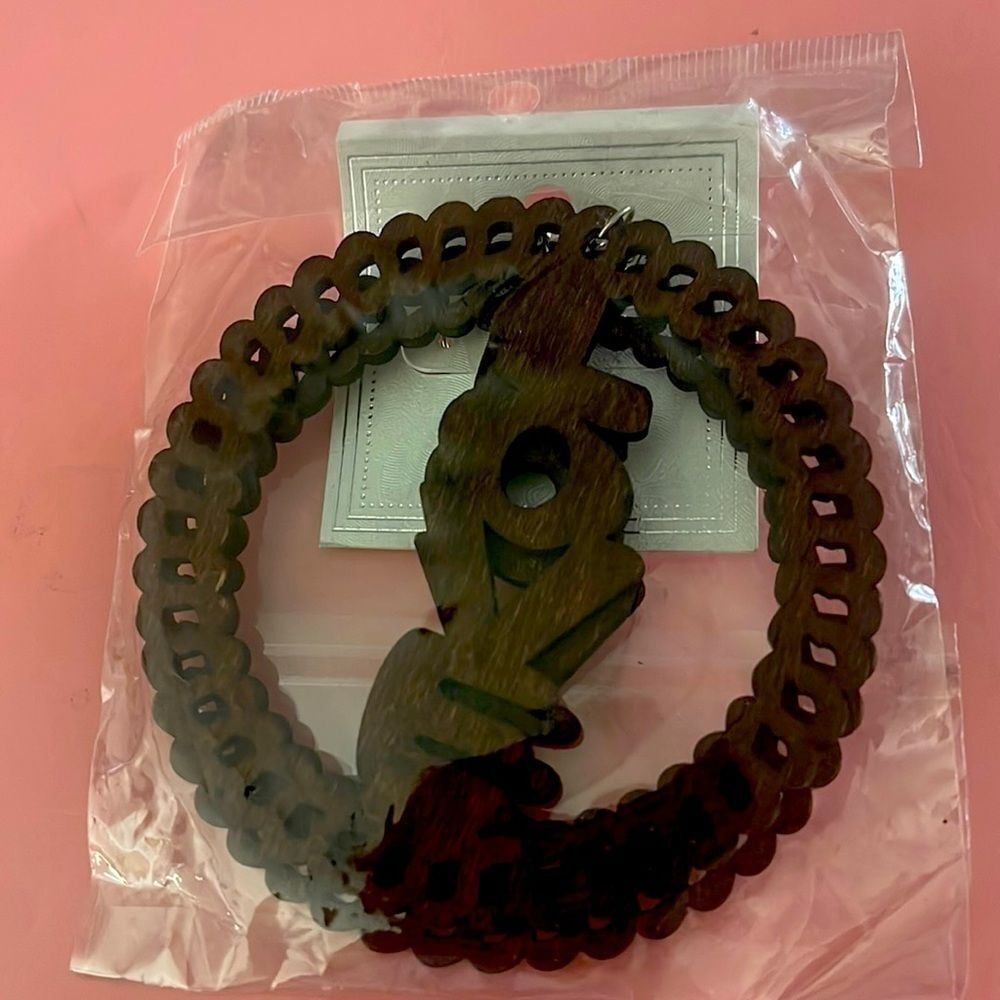 Woman earrings brown wood, says‎ the word Love